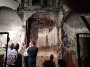 Begutachtung der Mauerwerksschäden durch den Kirchenvorstand