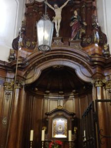 Der Altar ist wieder nach der Restaurierung eingebaut