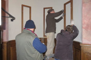 Ende Januar 2018 wurden die Votivtafeln in neuen Holzrahmen in der Kapelle angebracht